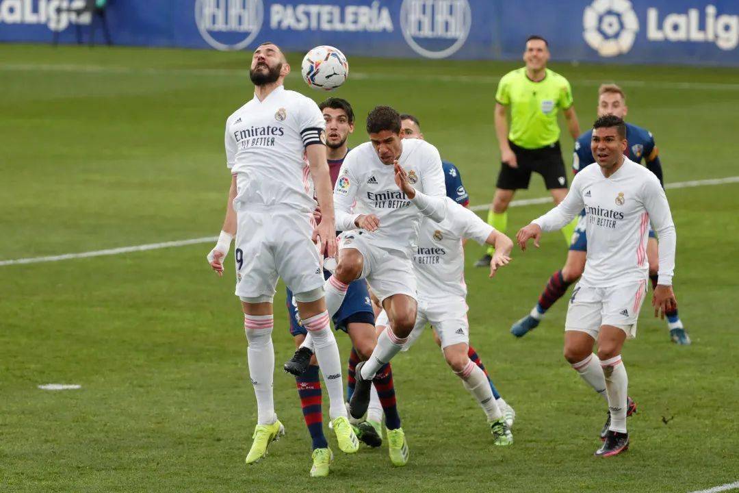 包含国际比赛日皇家马德里调整名单以备社区盾；战术微调环节打磨；话题不断；高层口径保持一致的词条-问鼎棋牌