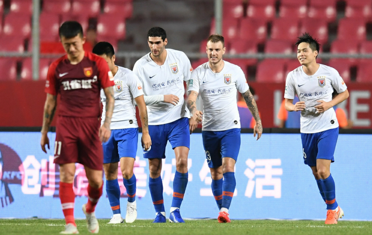 包含广东宏远迎欧篮联关键赛，加时末段止住颓势，质疑声仍在，更衣室氛围转暖的词条-问鼎体育平台