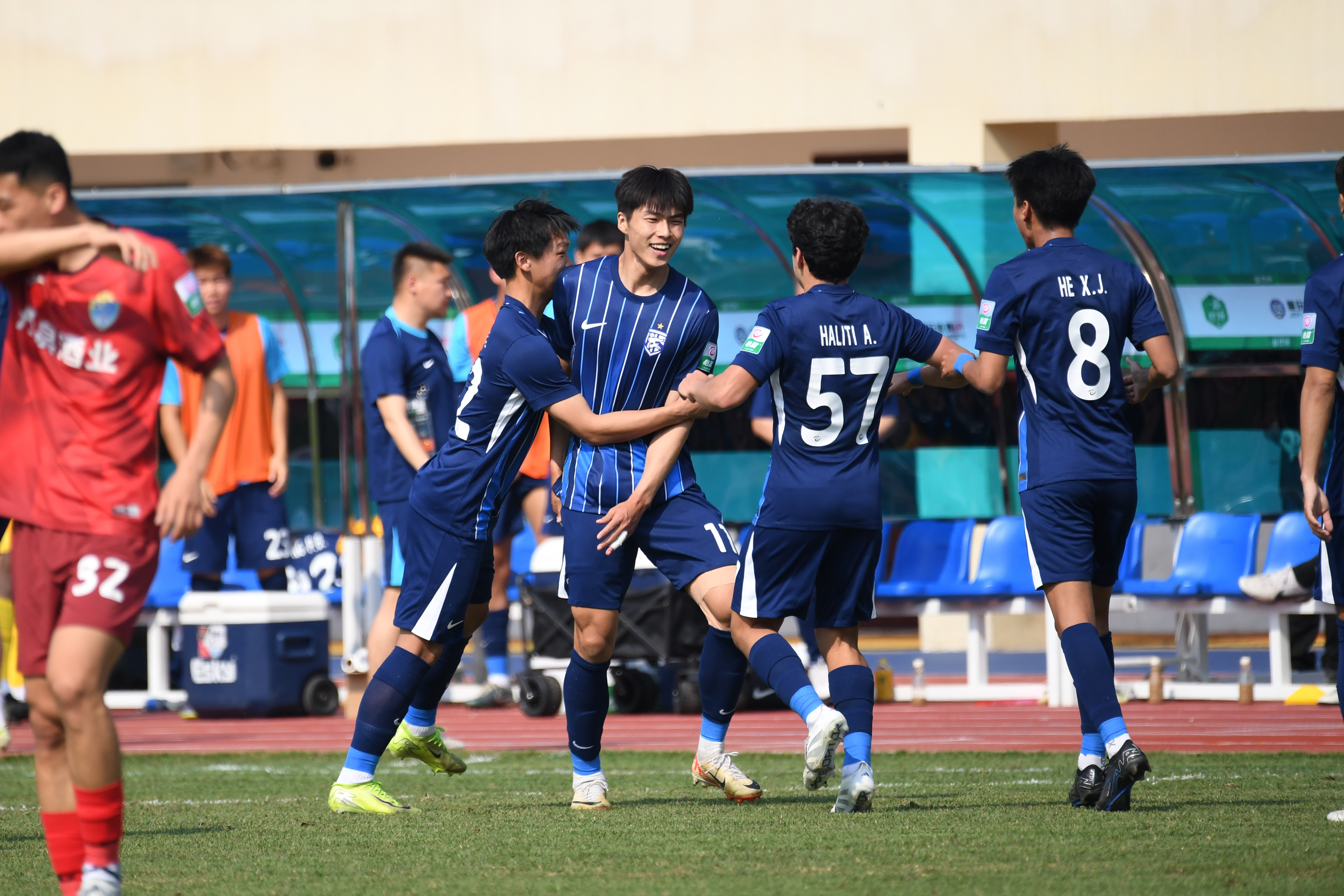 武汉三镇训练开放日；清晨绝杀压哨引欢呼；CBA季后赛在即；更衣室氛围转暖的简单介绍-问鼎娱乐平台